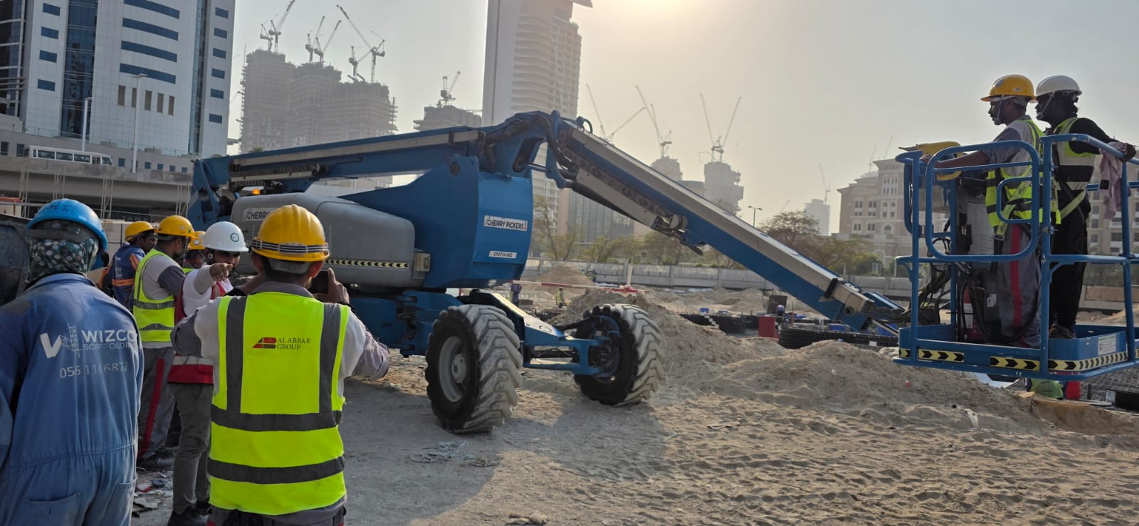 Operating boom lifts and scissor lifts safely in UAE summer heat and wind